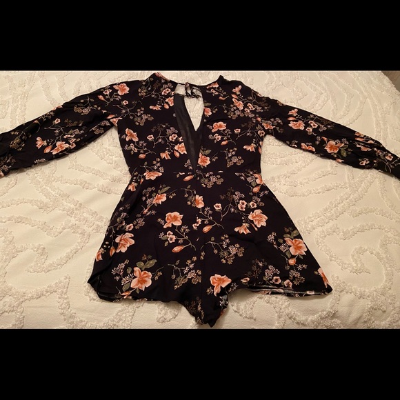 Forever 21 long sleeve floral romper size M (brand new) - Picture 2 of 3
